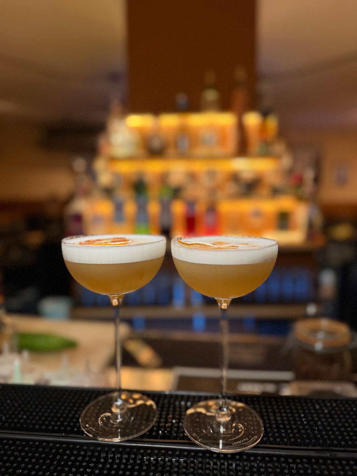 Deux cocktails signatures servis en coupe au bar La Belle Époque Cannes