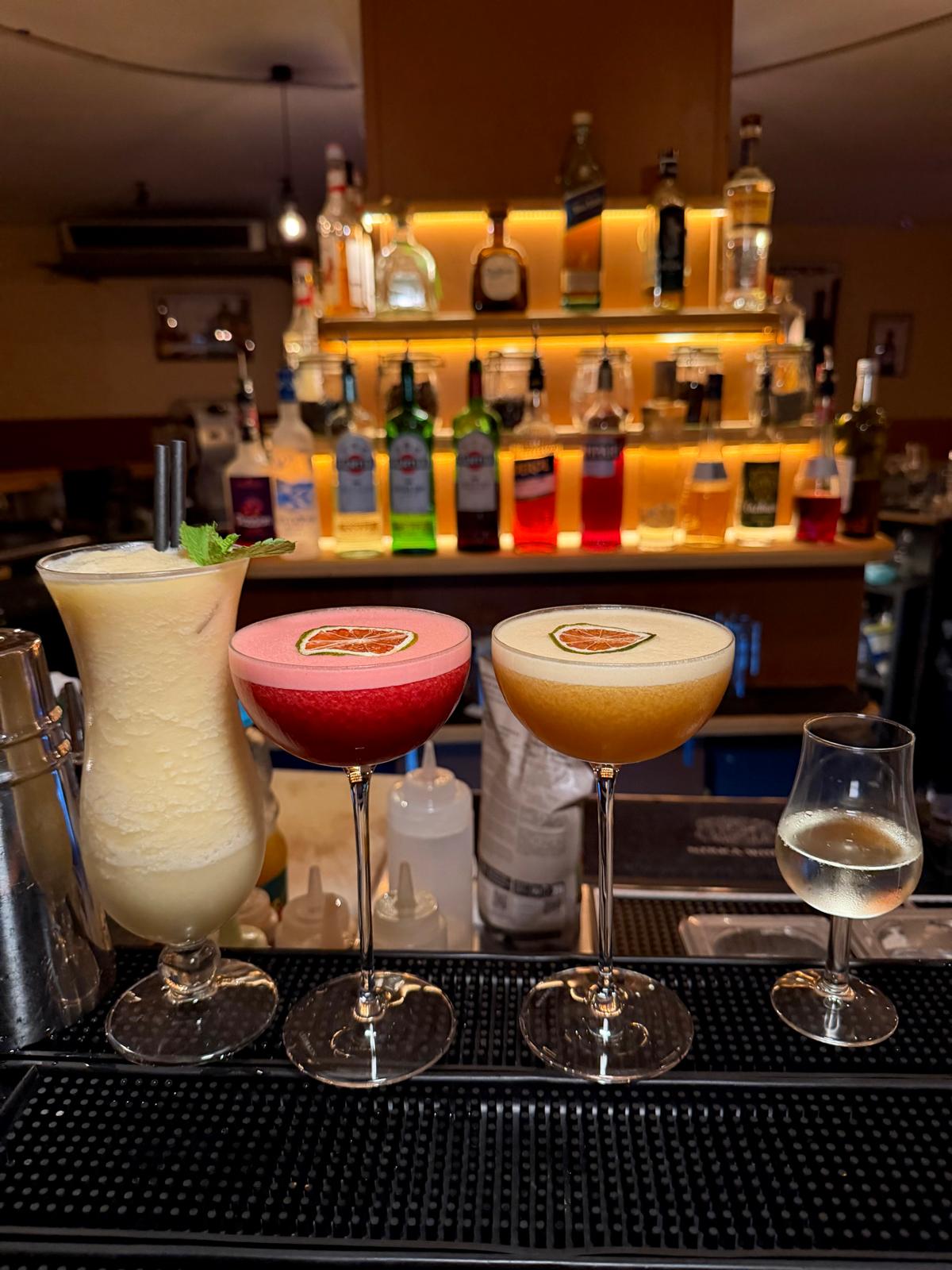 Quatre cocktails alignés sur le comptoir de La Belle Époque Cannes