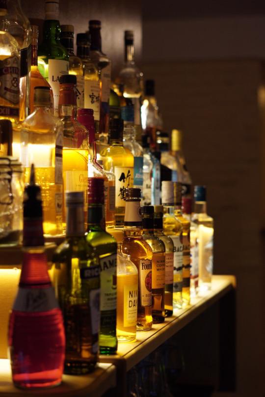 Les étagères de bouteilles éclairées du back-bar